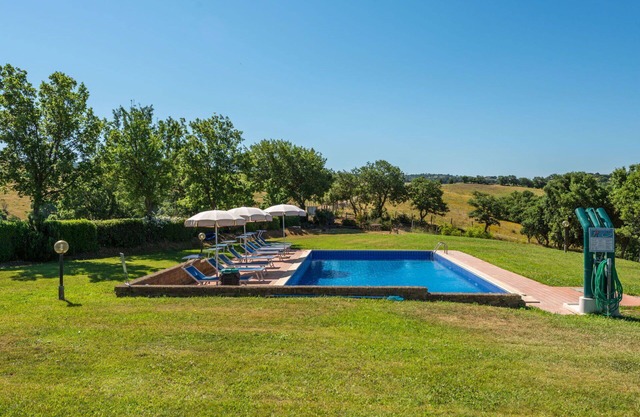 Appartement dans une maison de vacances avec piscine, WIFI, TV, patio, animaux admis, parking