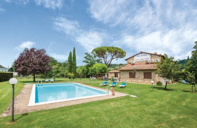 Appartement dans une maison de vacances avec piscine, climatisation, TV, parking, près de Sienne