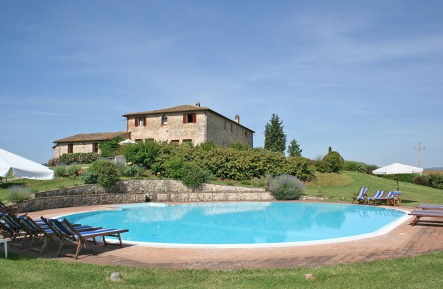 Joli appartement pour 7 personnes avec WIFI, piscine et parking, près de Sienne