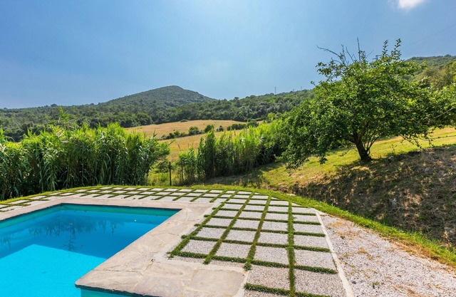 Bel appartement dans une maison de vacances avec piscine, TV, animaux admis et parking