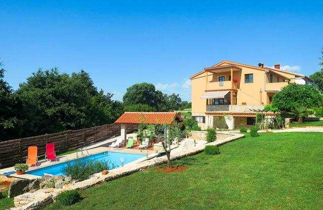 Joli appartement pour 3 personnes avec WIFI, piscine, climatisation, TV, terrasse et animaux admis