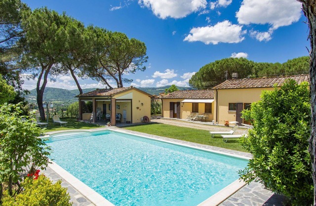 Confortable appartement pour 4 personnes avec piscine, WIFI, TV, terrasse et animaux admis