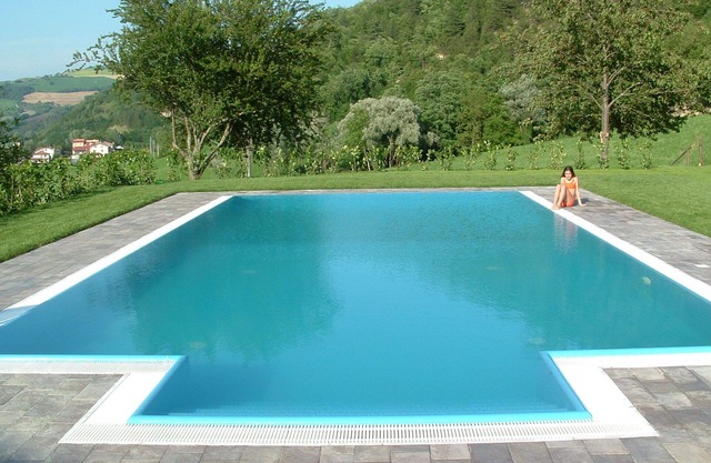 Joli appartement pour 4 personnes avec piscine, WIFI, TV, animaux admis, vue panoramique et parking