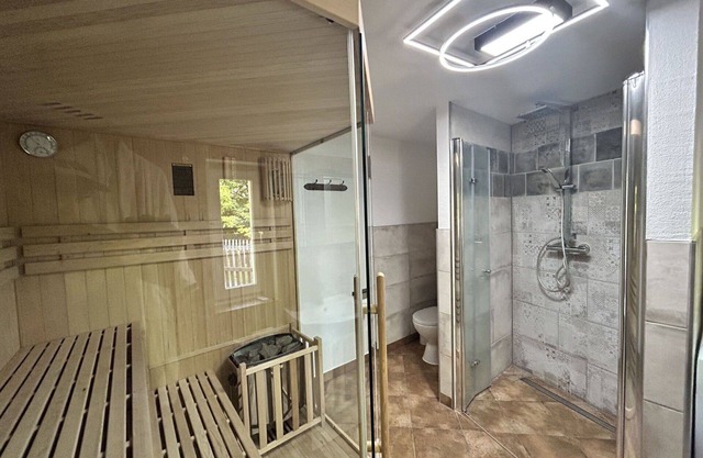 Joli appartement pour 5 personnes avec bain à remous, WIFI, TV, patio, animaux admis et parking