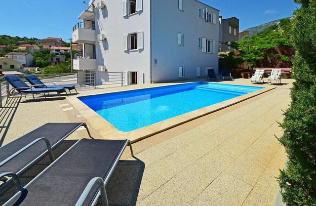 Confortable appartement avec WIFI, piscine, climatisation, TV, balcon, animaux admis et parking