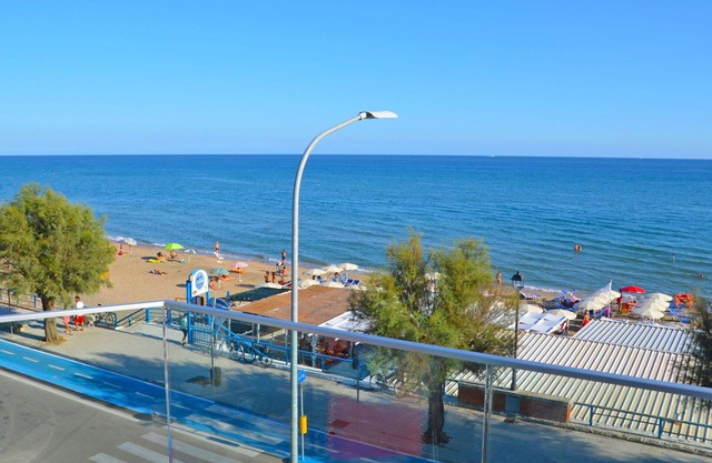 Joli appartement pour 5 personnes avec piscine, WIFI, climatisation, TV, balcon et animaux admis