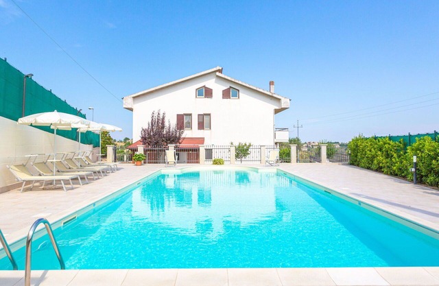 Bel appartement avec climatisation, piscine privée, WIFI, TV, patio, animaux admis et parking