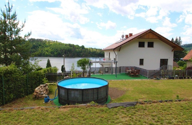 Bel appartement pour 9 personnes avec WIFI, piscine, TV, patio, animaux admis et parking