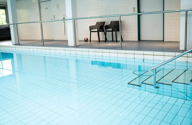 Confortable appartement pour 21 personnes avec bain à remous, WIFI, piscine, terrasse et parking