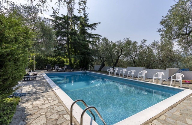 Joli appartement avec piscine, WIFI, balcon, animaux admis, vue panoramique et parking