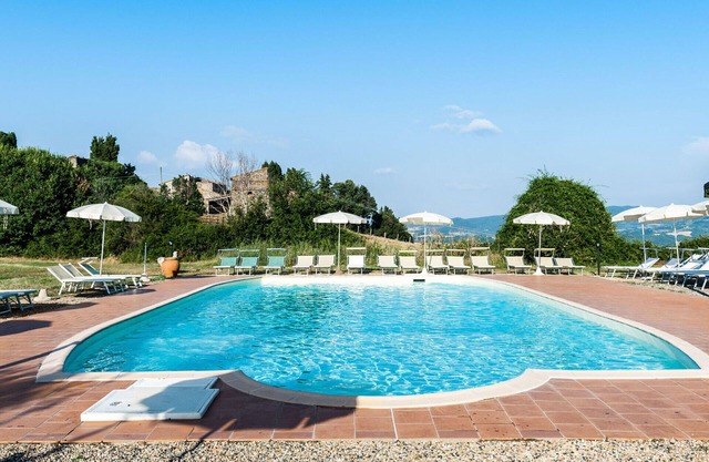 Bel appartement dans une maison de vacances avec WIFI, piscine, TV, patio et animaux admis