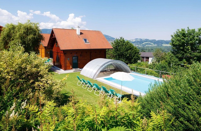 Confortable appartement dans une maison de vacances avec piscine, WIFI, TV, animaux admis et parking