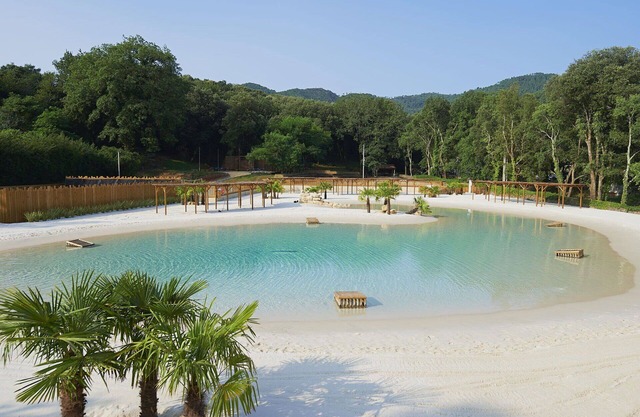 Joli appartement dans une maison de vacances avec WIFI, piscine, terrasse, animaux admis, parking
