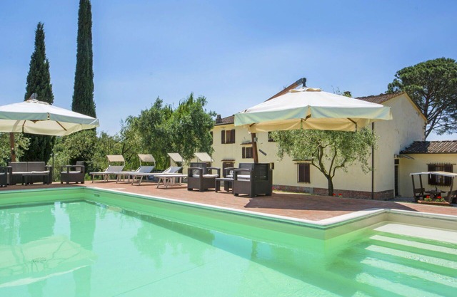 Agréable appartement dans une maison de vacances avec WIFI, piscine privée, TV, balcon, parking