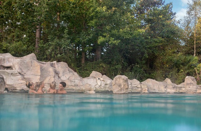 Bel appartement dans une maison de vacances avec bain à remous, piscine, WIFI, TV et parking