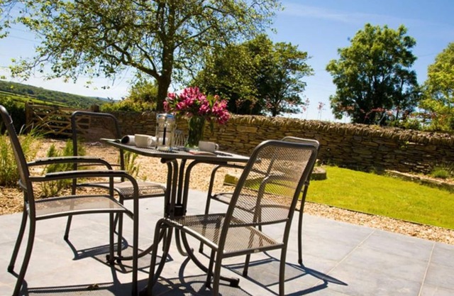 Nice apartment in villa for 4 people with WIFI, TV, patio and parking