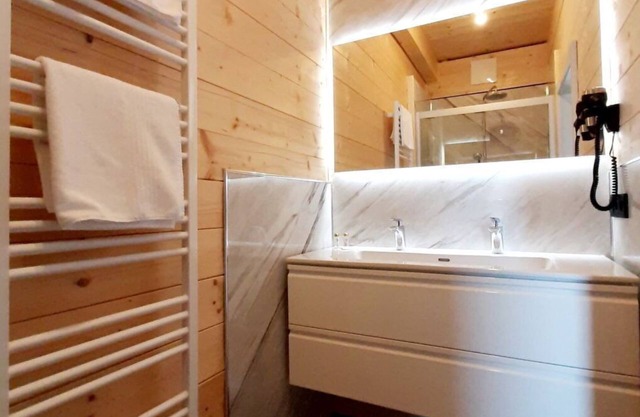 Bel appartement dans une maison de vacances avec WIFI, TV, terrasse, vue panoramique, parking