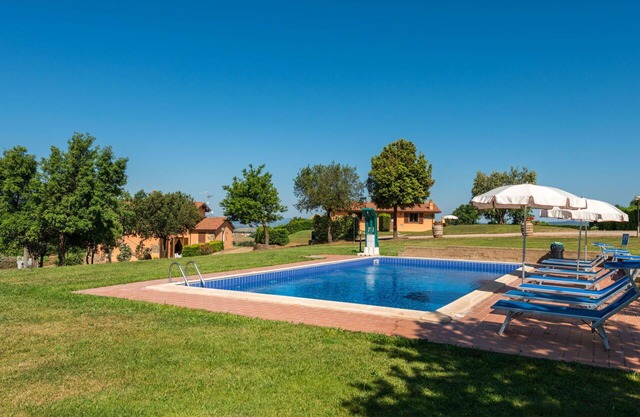 Bel appartement dans une maison de vacances avec climatisation, WIFI, piscine, TV, terrasse, parking