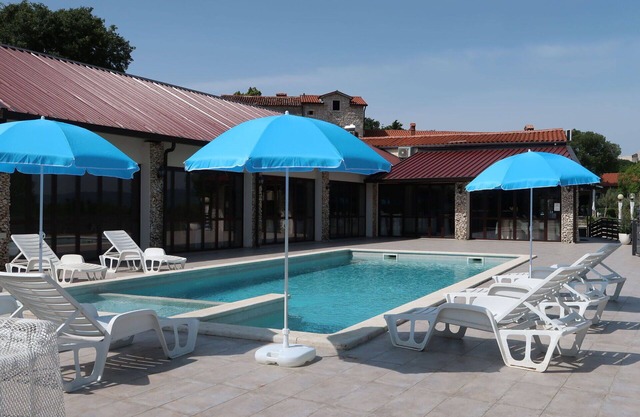Appartement dans une maison de vacances avec piscine, climatisation, WIFI, TV, patio, animaux admis