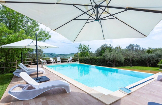 Confortable appartement dans une maison de vacances avec piscine, WIFI, TV et terrasse
