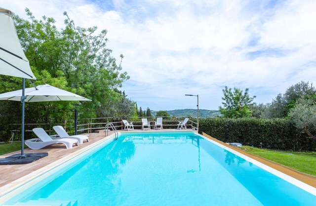 Confortable appartement dans une maison de vacances avec WIFI, piscine privée, TV, patio, parking