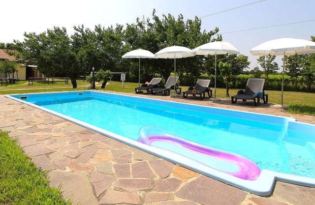 Joli appartement dans une maison de vacances avec climatisation, piscine, WIFI et patio