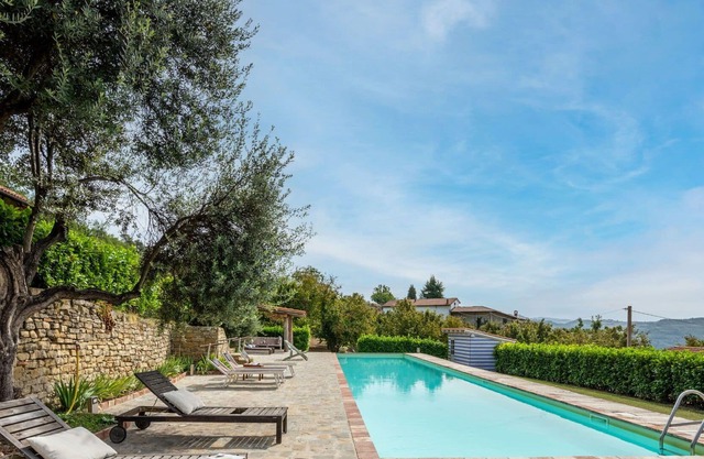 Confortable appartement dans une maison de vacances avec piscine, WIFI, animaux admis et parking