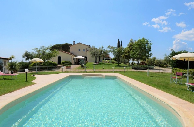 Bel appartement dans une maison de vacances pour 6 personnes avec WIFI, piscine, TV et parking