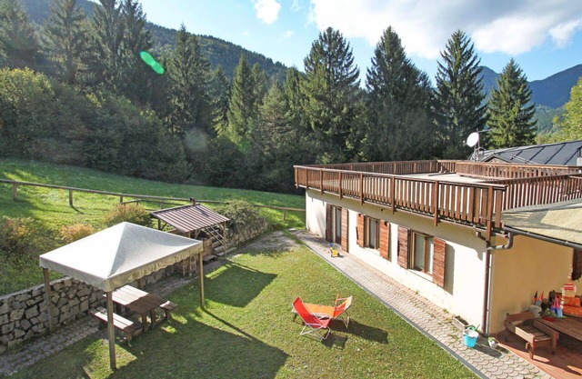 Bel appartement avec piscine, WIFI, TV, terrasse, animaux admis et parking, près de Riva Del Garda
