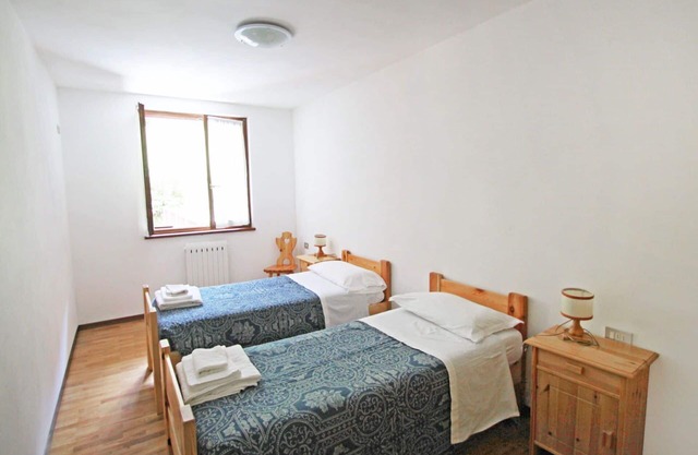 Joli appartement avec piscine, WIFI, TV, terrasse, animaux admis, parking, près de Riva Del Garda