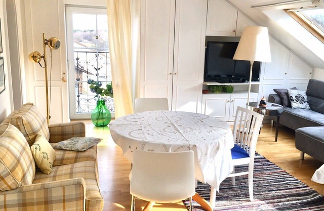 Bel appartement avec cuisine supplémentaire, salle de bain, bain à remous, douche et baignoire.