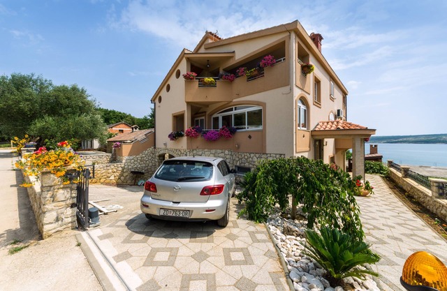 Bel appartement avec vue sur la mer, jardin et terrasse, Wi-Fi gratuit