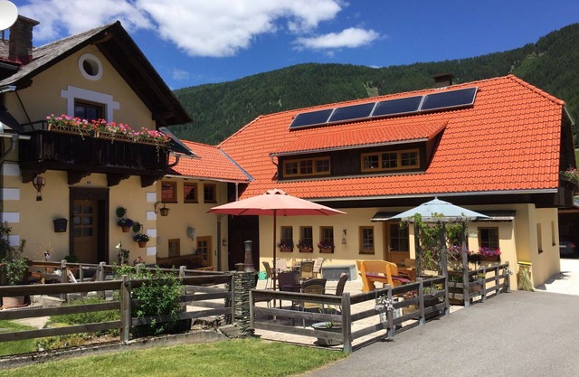 Bel appartement avec bain à remous, WIFI, TV, patio, animaux admis, vue panoramique, parking