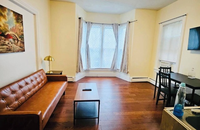 Nice apt near Whole Foods, Brown