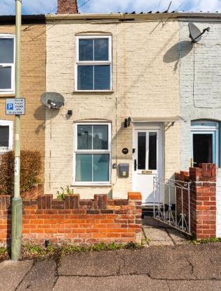Nice bedroom close to the train station and the city centre