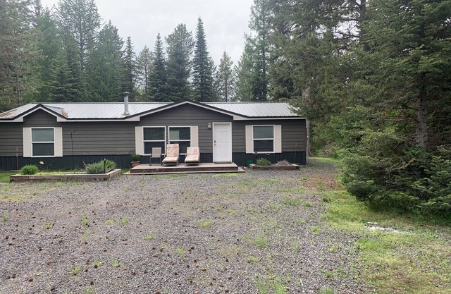 Nice cabin on 1/2 acres near Cascade Reservoir-Boulder Creek boat ramp and beach