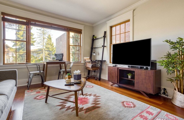 Nice Capitol Hill Studio, near Light Rail, Park & Museum, by Blueground