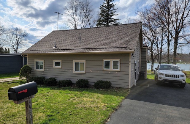 Newly renovated cozy lakeside cottage a great yard. Pet Friendly!
