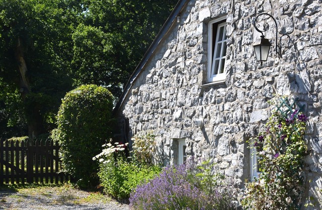 Joli gîte avec plafonds bas à Han-sur-Lesse près d'une forêt