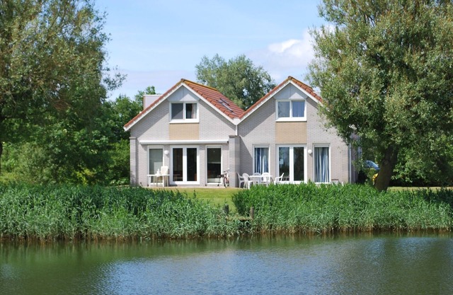 Belle maison de vacances au bord de l'eau en Frise