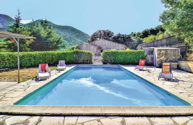Belle maison à Saint Léger du Ventoux avec 2 chambres et piscine extérieure