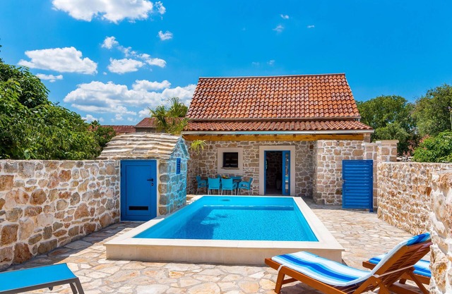 Belle maison à Drnis avec WiFi