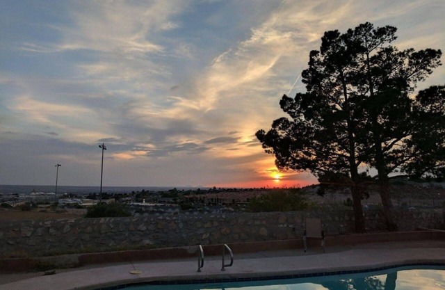 Belle maison 1600 Sq. pi ,, Cheminée, Piscine, Jacuzzi