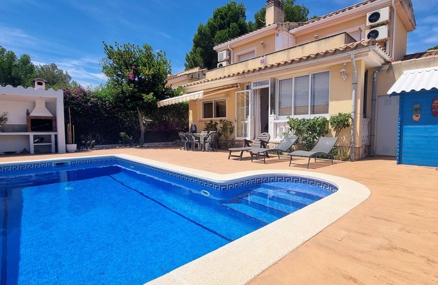 Belle maison pour 8 personnes avec piscine privée, wifi et à 400m de la mer.