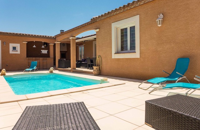 Belle maison avec piscine privée dans charmant village traversé par le canal