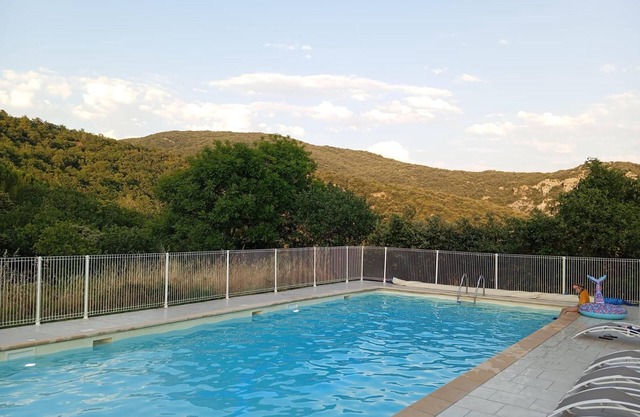 Maison avec terrasse privée et piscine partagée