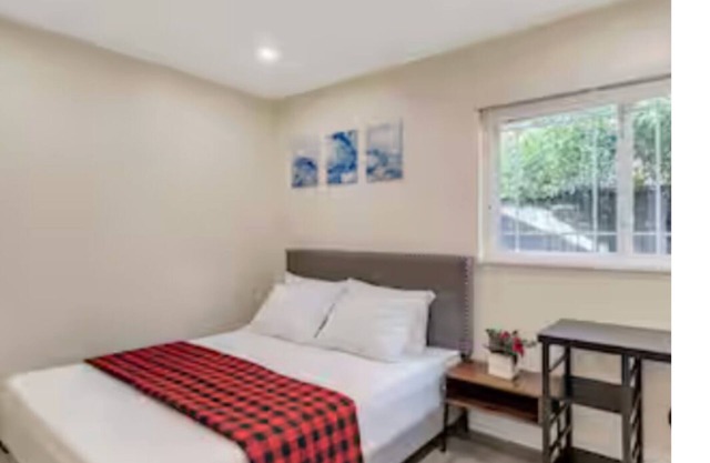 Nice House3/2 full baths/ Convenient Location/ Free wifi/laundry/parking/AC/Heat