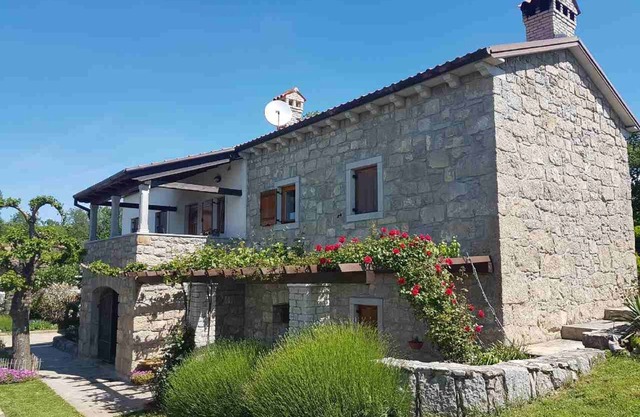Belle maison récemment rénovée près de la plus petite ville du monde Hum