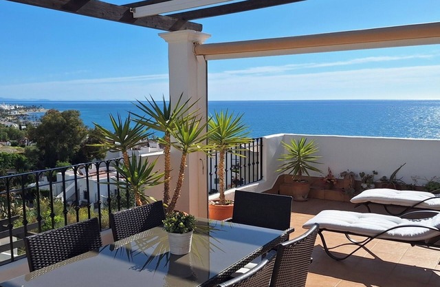 Bel appartement avec vue mer et montagne.