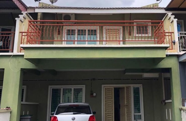 Nice Seremban 2 1/2 storey house with 4 rooms